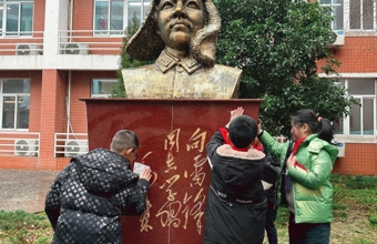 学雷锋见行动